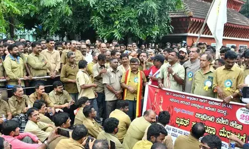 ಮಂಗಳೂರು: ಸಾವಿರಾರು ಸಂಖ್ಯೆಯಲ್ಲಿ ರಿಕ್ಷಾಚಾಲಕರಿಂದ ಮೆರವಣಿಗೆ, ಪ್ರತಿಭಟನೆ