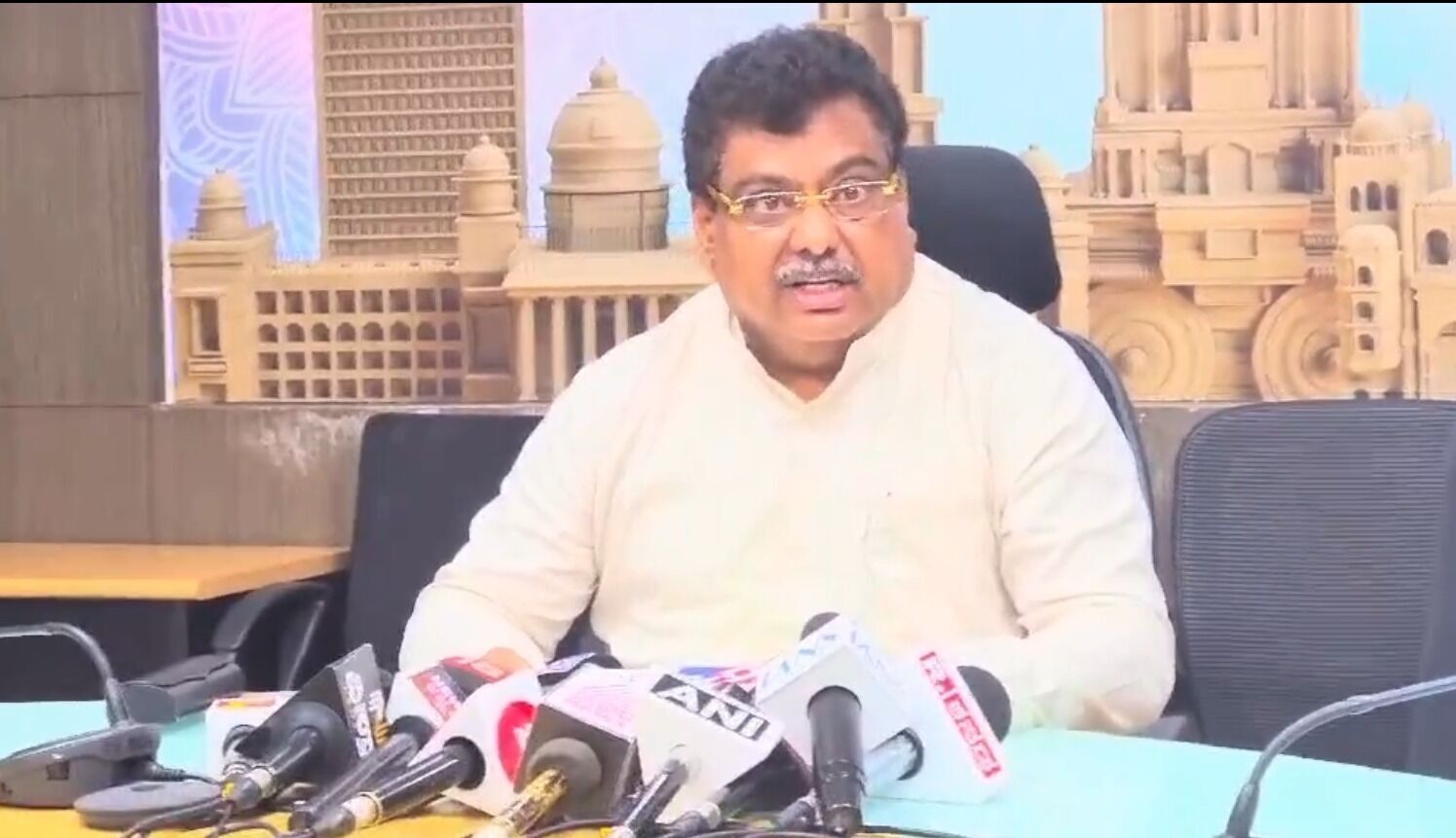 ಛಲವಾದಿ ನಾರಾಯಣಸ್ವಾಮಿ ಒಬ್ಬ ‘ಶೆಡ್ ಗಿರಾಕಿ’ : ಸಚಿವ ಎಂ.ಬಿ.ಪಾಟೀಲ್ ಟೀಕೆ