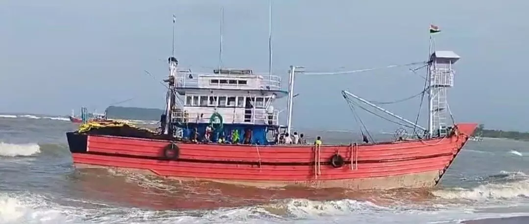 ಹೊನ್ನಾವರ : ಅಳಿವೆಬಾಗಿಲಿನಲ್ಲಿ ಸಿಲುಕಿದ ಮೀನುಗಾರಿಕಾ ಬೋಟು