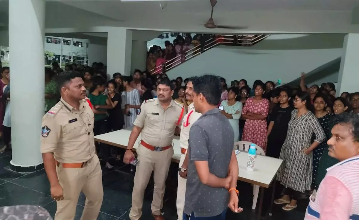 ಆಂಧ್ರಪ್ರದೇಶದಲ್ಲಿ ಆಘಾತಕಾರಿ ಘಟನೆ: ಹುಡುಗಿಯರ ಹಾಸ್ಟೆಲ್ ವಾಶ್ರೂಮ್ಗಳಲ್ಲಿ ವಿಡಿಯೋ ಮಾಡಿ ಮಾರಾಟ ಆಂಧ್ರಪ್ರದೇಶದಲ್ಲಿ ಆಘಾತಕಾರಿ ಘಟನೆ: ಹುಡುಗಿಯರ ಹಾಸ್ಟೆಲ್ ವಾಶ್ರೂಮ್ಗಳಲ್ಲಿ ವಿಡಿಯೋ ಮಾಡಿ ಮಾರಾಟ