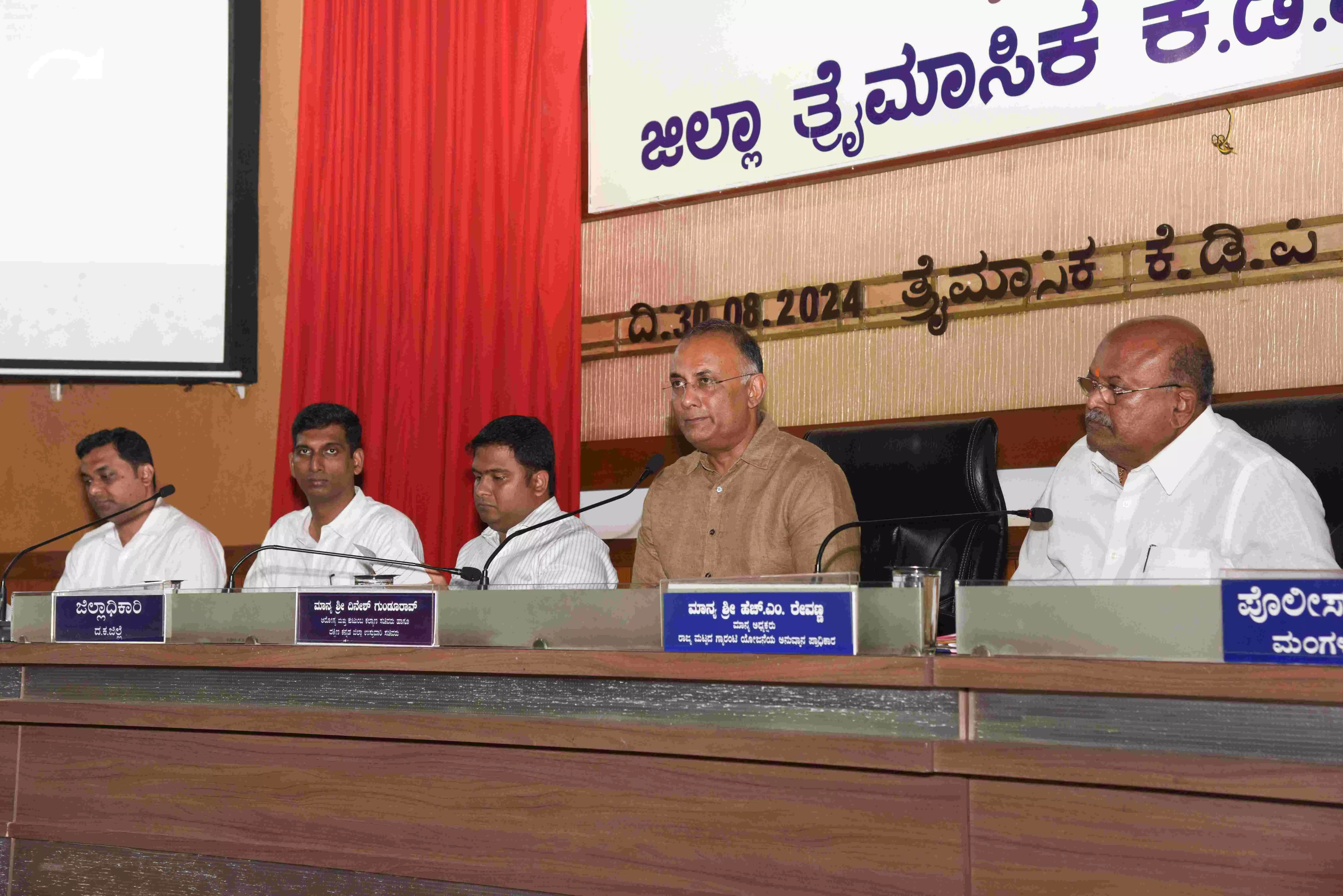 ಸರಕಾರಿ ಶಾಲೆಗಳನ್ನು ಉಳಿಸಲು ‘ದತ್ತು ಯೋಜನೆ’ಗೆ ಒತ್ತು: ದ.ಕ. ಜಿಲ್ಲಾ ಉಸ್ತುವಾರಿ ಸಚಿವ ದಿನೇಶ್ ಗುಂಡೂರಾವ್ ಸರಕಾರಿ ಶಾಲೆಗಳನ್ನು ಉಳಿಸಲು ‘ದತ್ತು ಯೋಜನೆ’ಗೆ ಒತ್ತು: ದ.ಕ. ಜಿಲ್ಲಾ ಉಸ್ತುವಾರಿ ಸಚಿವ ದಿನೇಶ್ ಗುಂಡೂರಾವ್