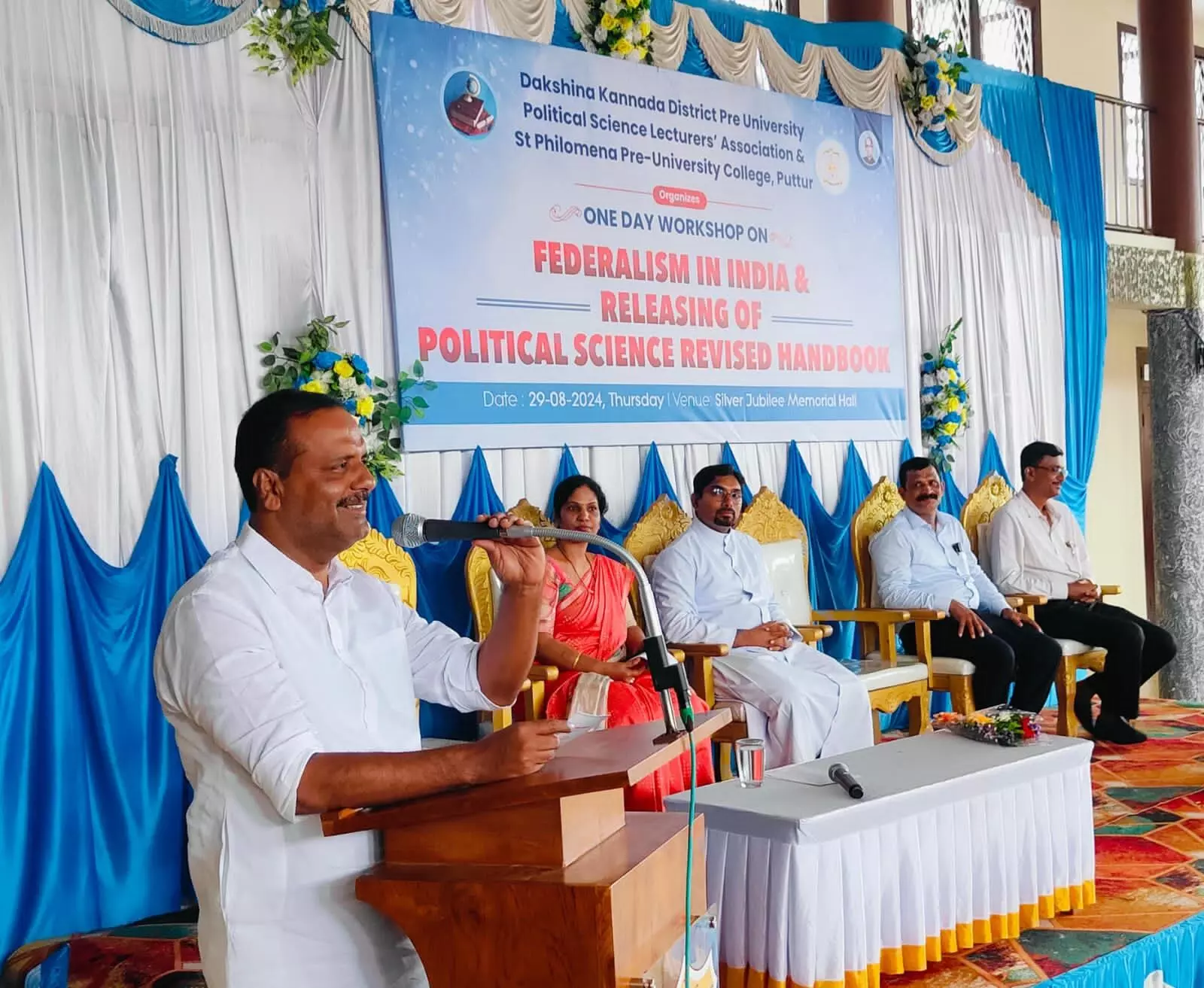 ಸಂವಿಧಾನವನ್ನು ಉಳಿಸಿ ಬೆಳೆಸುವ ಜವಾಬ್ದಾರಿ ಎಲ್ಲರ ಮೇಲಿದೆ: ಸ್ಪೀಕರ್ ಯು.ಟಿ. ಖಾದರ್ ಸಂವಿಧಾನವನ್ನು ಉಳಿಸಿ ಬೆಳೆಸುವ ಜವಾಬ್ದಾರಿ ಎಲ್ಲರ ಮೇಲಿದೆ: ಸ್ಪೀಕರ್ ಯು.ಟಿ. ಖಾದರ್