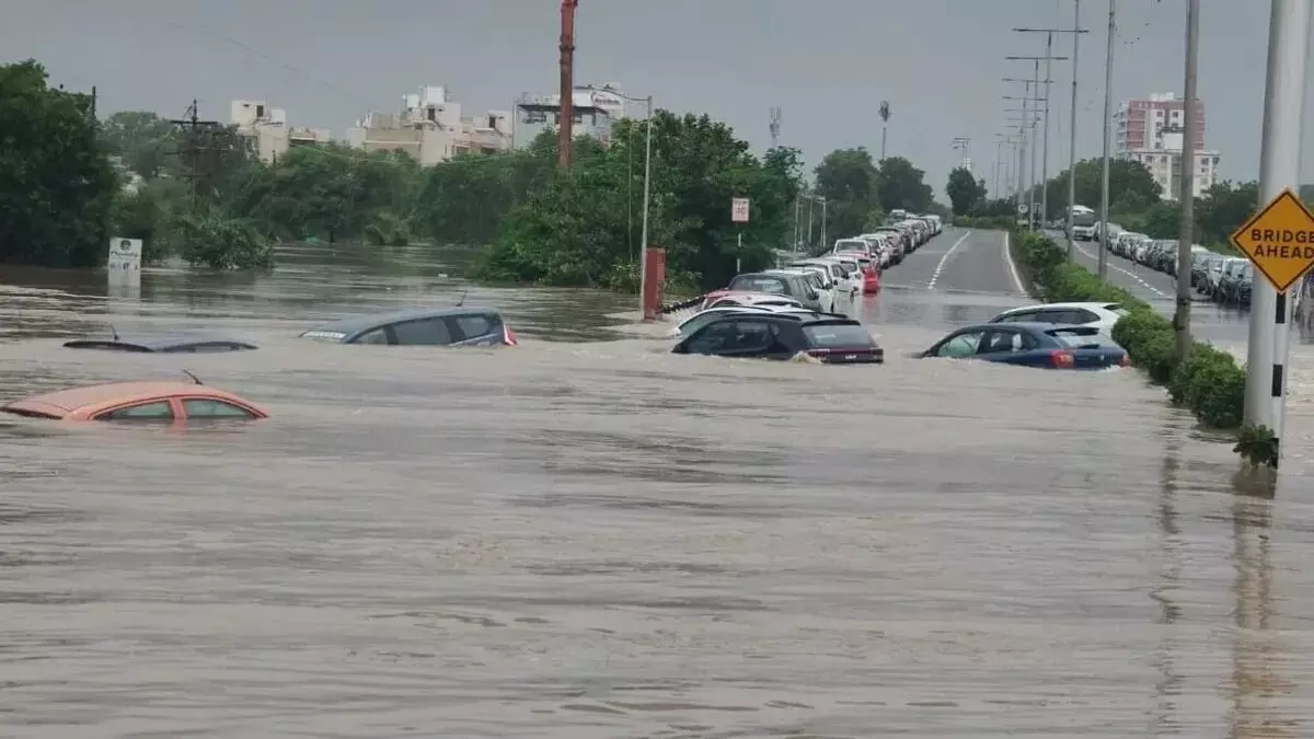ಗುಜರಾತ್: ಭಾರೀ ಮಳೆ,ಪ್ರವಾಹದ ಬಳಿಕ ಈಗ ಚಂಡಮಾರುತದ ಭೀತಿ ಗುಜರಾತ್: ಭಾರೀ ಮಳೆ,ಪ್ರವಾಹದ ಬಳಿಕ ಈಗ ಚಂಡಮಾರುತದ ಭೀತಿ