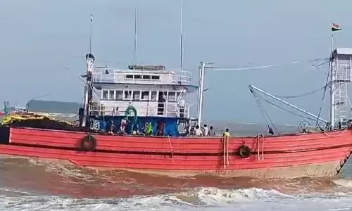 ಹೊನ್ನಾವರ : ಅಳಿವೆಬಾಗಿಲಿನಲ್ಲಿ ಸಿಲುಕಿದ ಮೀನುಗಾರಿಕಾ ಬೋಟು