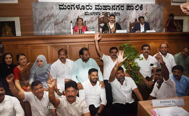ಮನಪಾ ಸಾಮಾನ್ಯ ಸಭೆಯಲ್ಲಿ ಕೋಲಾಹಲ: ಸಭೆ ಮೊಟಕುಗೊಳಿಸಿದ ಮೇಯರ್