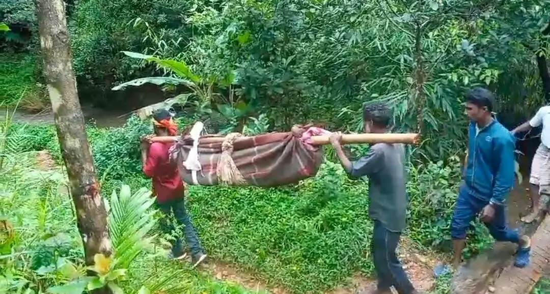 ಕೋಣೇಗೋಡು ಗ್ರಾಮಕ್ಕೆ ರಸ್ತೆ ಸೌಲಭ್ಯದ ಕೊರತೆ; ಜೋಳಿಗೆಯಲ್ಲಿ ಯುವಕನ ಮೃತದೇಹ ಸಾಗಿಸಿದ ಸಂಬಂಧಿಗಳು