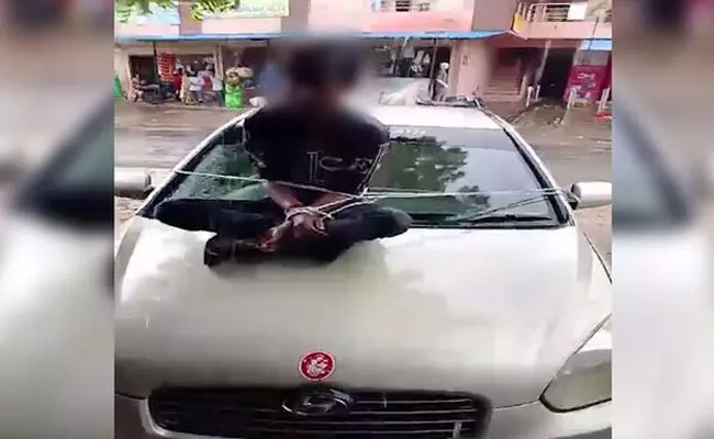 ಗುಜರಾತ್ | ಕಳ್ಳತನದ ಶಂಕೆ ; ವ್ಯಕ್ತಿಯನ್ನು ಕಾರಿನ ಬಾನೆಟ್‌ಗೆ ಕಟ್ಟಿ ಮೆರವಣಿಗೆ