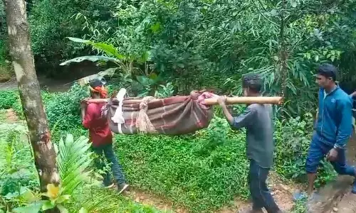 ಕೋಣೇಗೋಡು ಗ್ರಾಮಕ್ಕೆ ರಸ್ತೆ ಸೌಲಭ್ಯದ ಕೊರತೆ; ಜೋಳಿಗೆಯಲ್ಲಿ ಯುವಕನ ಮೃತದೇಹ ಸಾಗಿಸಿದ ಸಂಬಂಧಿಗಳು