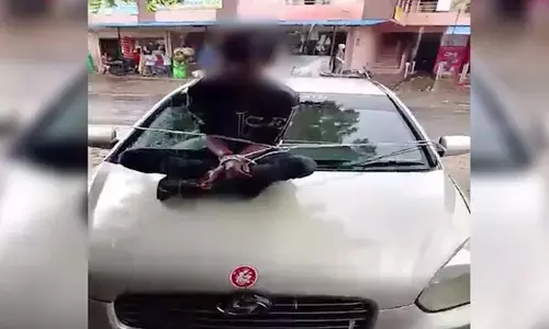 ಗುಜರಾತ್ | ಕಳ್ಳತನದ ಶಂಕೆ ; ವ್ಯಕ್ತಿಯನ್ನು ಕಾರಿನ ಬಾನೆಟ್‌ಗೆ ಕಟ್ಟಿ ಮೆರವಣಿಗೆ