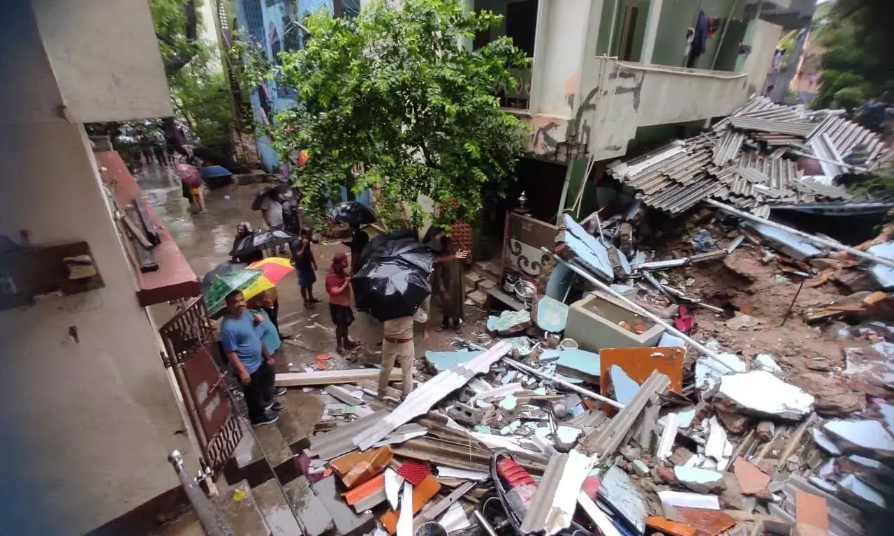 ಗುಂಟೂರಿನಲ್ಲಿ ಭಾರಿ ಮಳೆ: ಭೂಕುಸಿತಕ್ಕೆ ಐವರು ಬಲಿ, 3 ಮಂದಿ ನೀರುಪಾಲು