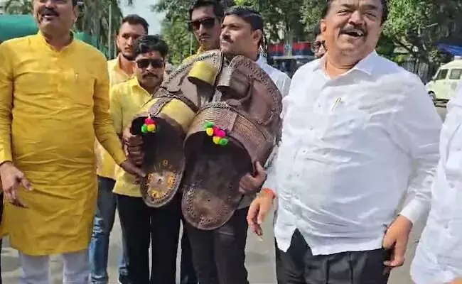 ಶಿವಾಜಿ ಪ್ರತಿಮೆ ಕುಸಿತ ಪ್ರಕರಣ: ಮುಂಬೈನಲ್ಲಿ ಇಂಡಿಯಾ ಒಕ್ಕೂಟದಿಂದ ಬೃಹತ್ ʼಚಪ್ಪಲಿ ಸೇವೆʼ ಪ್ರತಿಭಟನೆ ಶಿವಾಜಿ ಪ್ರತಿಮೆ ಕುಸಿತ ಪ್ರಕರಣ: ಮುಂಬೈನಲ್ಲಿ ಇಂಡಿಯಾ ಒಕ್ಕೂಟದಿಂದ ಬೃಹತ್ ʼಚಪ್ಪಲಿ ಸೇವೆʼ ಪ್ರತಿಭಟನೆ