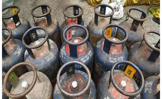 ವಾಣಿಜ್ಯ ಬಳಕೆಯ ಎಲ್ಪಿಜಿ ಸಿಲಿಂಡರ್ ದುಬಾರಿ! ವಾಣಿಜ್ಯ ಬಳಕೆಯ ಎಲ್ಪಿಜಿ ಸಿಲಿಂಡರ್ ದುಬಾರಿ!