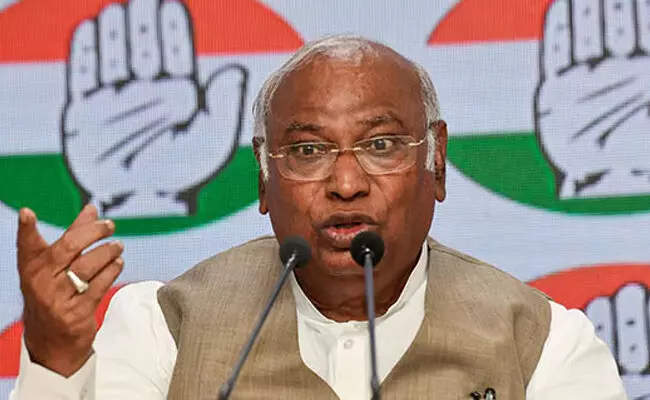 ಅ. 1ರಂದು ‘ಮೋದಿ ಹಾಗೂ ಕಂಪೆನಿ’ಗೆ ಜಮ್ಮು ಕಾಶ್ಮೀರದ ಯುವಜನತೆ ಬಾಗಿಲು ತೋರಿಸಲಿದ್ದಾರೆ : ಮಲ್ಲಿಕಾರ್ಜುನ ಖರ್ಗೆ