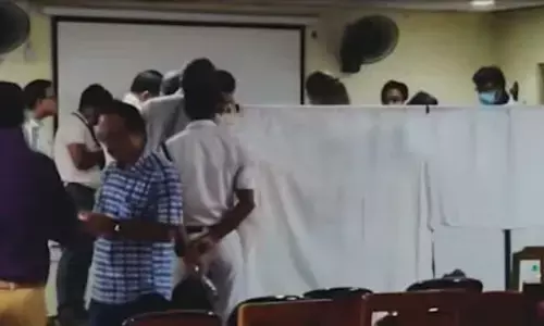 ಕೊಲ್ಕತ್ತಾ ವೈದ್ಯೆ ಅತ್ಯಾಚಾರ, ಕೊಲೆ ಪ್ರಕರಣ: ಪೊಲೀಸರು- ಐಎಂಎ ನಡುವಿನ ವಾಕ್ಸಮರಕ್ಕೆ ಕಾರಣವಾದ ಕೆಂಪು ಟಿ-ಷರ್ಟ್ ಧರಿಸಿದ ವ್ಯಕ್ತಿ!