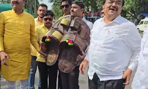 ಶಿವಾಜಿ ಪ್ರತಿಮೆ ಕುಸಿತ ಪ್ರಕರಣ: ಮುಂಬೈನಲ್ಲಿ ಇಂಡಿಯಾ ಒಕ್ಕೂಟದಿಂದ ಬೃಹತ್ ʼಚಪ್ಪಲಿ ಸೇವೆʼ ಪ್ರತಿಭಟನೆ