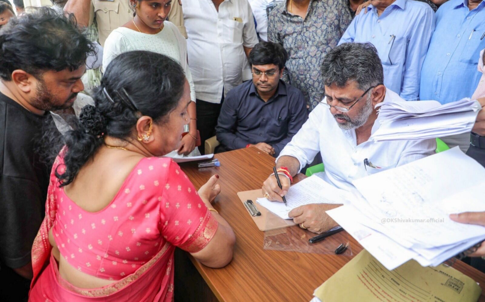 ಕನಕಪುರದ ನಿವಾಸದಲ್ಲಿ ಡಿಸಿಎಂ ಡಿ.ಕೆ.ಶಿವಕುಮಾರ್ ಜನಸ್ಪಂದನ