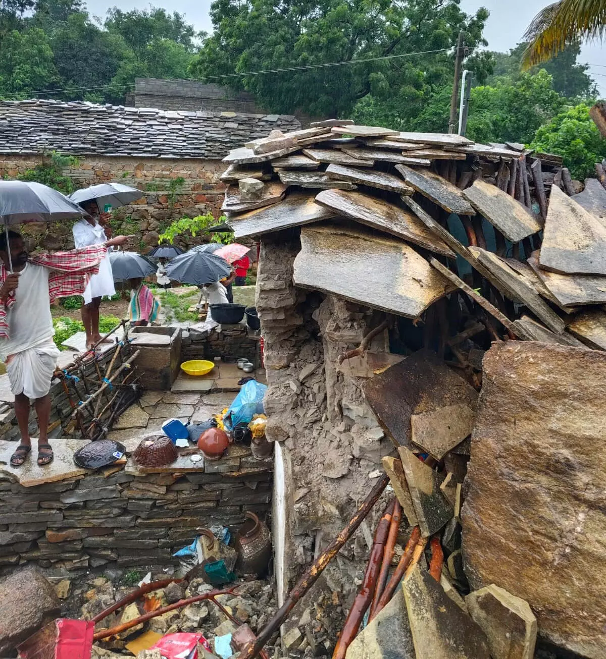 ಕಲಬುರಗಿಯಲ್ಲಿ ಭಾರೀ ಮಳೆ: ಬೃಹತ್ ಬಂಡೆ ಕಲ್ಲು ಬಿದ್ದು ಮನೆ ಧ್ವಂಸ