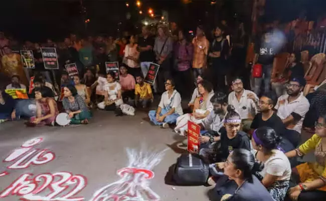 ವೈದ್ಯೆಯ ಅತ್ಯಾಚಾರ-ಹತ್ಯೆ | ಕೋಲ್ಕತಾದಲ್ಲಿ ಮಾನವ ಹಕ್ಕು ಕಾರ್ಯಕರ್ತರು, ಚಿತ್ರರಂಗದ ಗಣ್ಯರಿಂದ ಅಹೋರಾತ್ರಿ ಧರಣಿ