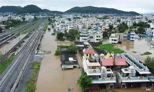 ತೆಲಂಗಾಣ, ಆಂಧ್ರ ಮಳೆಗೆ ತತ್ತರ: 140 ರೈಲುಗಳು ರದ್ದು