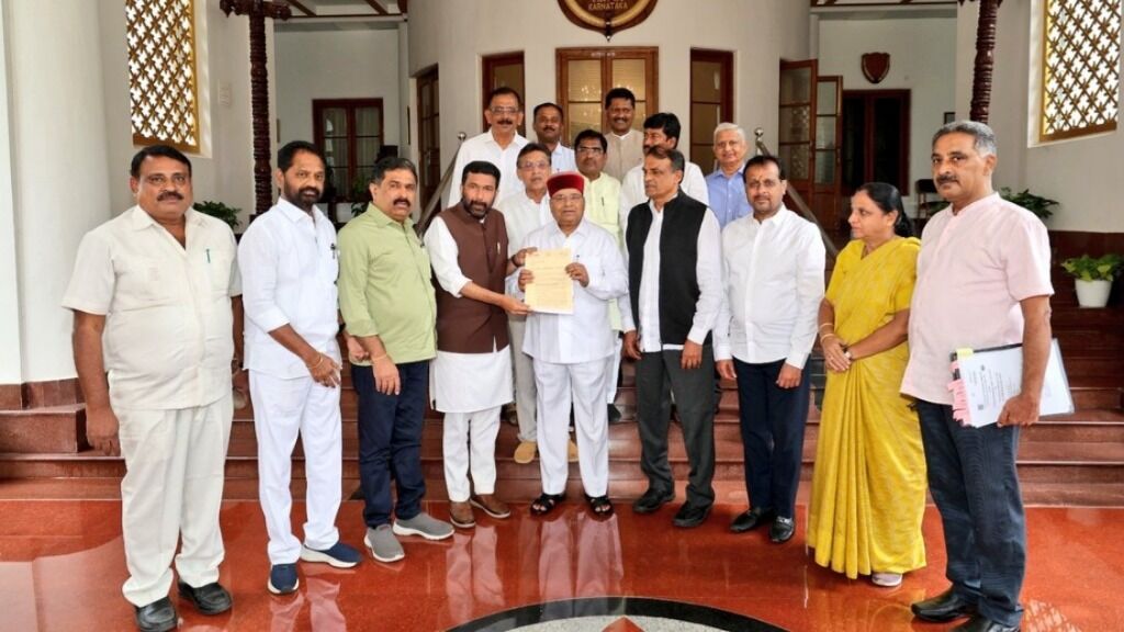 ‘ವಿಧಾನಪರಿಷತ್ ಸದಸ್ಯತ್ವದಿಂದ ಛಲವಾದಿ ನಾರಾಯಣ ಸ್ವಾಮಿಯನ್ನು ಅನರ್ಹಗೊಳಿಸಿ’ : ರಾಜ್ಯಪಾಲರಿಗೆ ಕಾಂಗ್ರೆಸ್ ನಿಯೋಗ ಮನವಿ