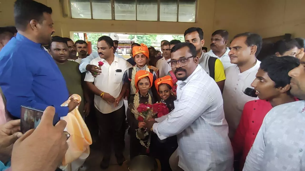 ಯೂತ್ ವಲ್ಡ್ ಕಿಕ್ ಬಾಕ್ಸಿಂಗ್ ಚಾಂಪಿಯನ್ ಶಿಪ್: ಚಿನ್ನದ ಪದಕ ಪಡೆದ ಧನ್ವಿತಾಗೆ ಅದ್ದೂರಿ ಸ್ವಾಗತ ಯೂತ್ ವಲ್ಡ್ ಕಿಕ್ ಬಾಕ್ಸಿಂಗ್ ಚಾಂಪಿಯನ್ ಶಿಪ್: ಚಿನ್ನದ ಪದಕ ಪಡೆದ ಧನ್ವಿತಾಗೆ ಅದ್ದೂರಿ ಸ್ವಾಗತ