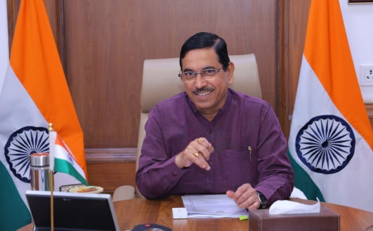 ಹಾಲು ಉತ್ಪಾದಕರಿಗೆ ನೀಡುವ ದರದಲ್ಲಿ ಕಡಿತ : ರಾಜ್ಯ ಸರಕಾರದ ವಿರುದ್ಧ ಪ್ರಹ್ಲಾದ್ ಜೋಶಿ ಆಕ್ರೋಶ