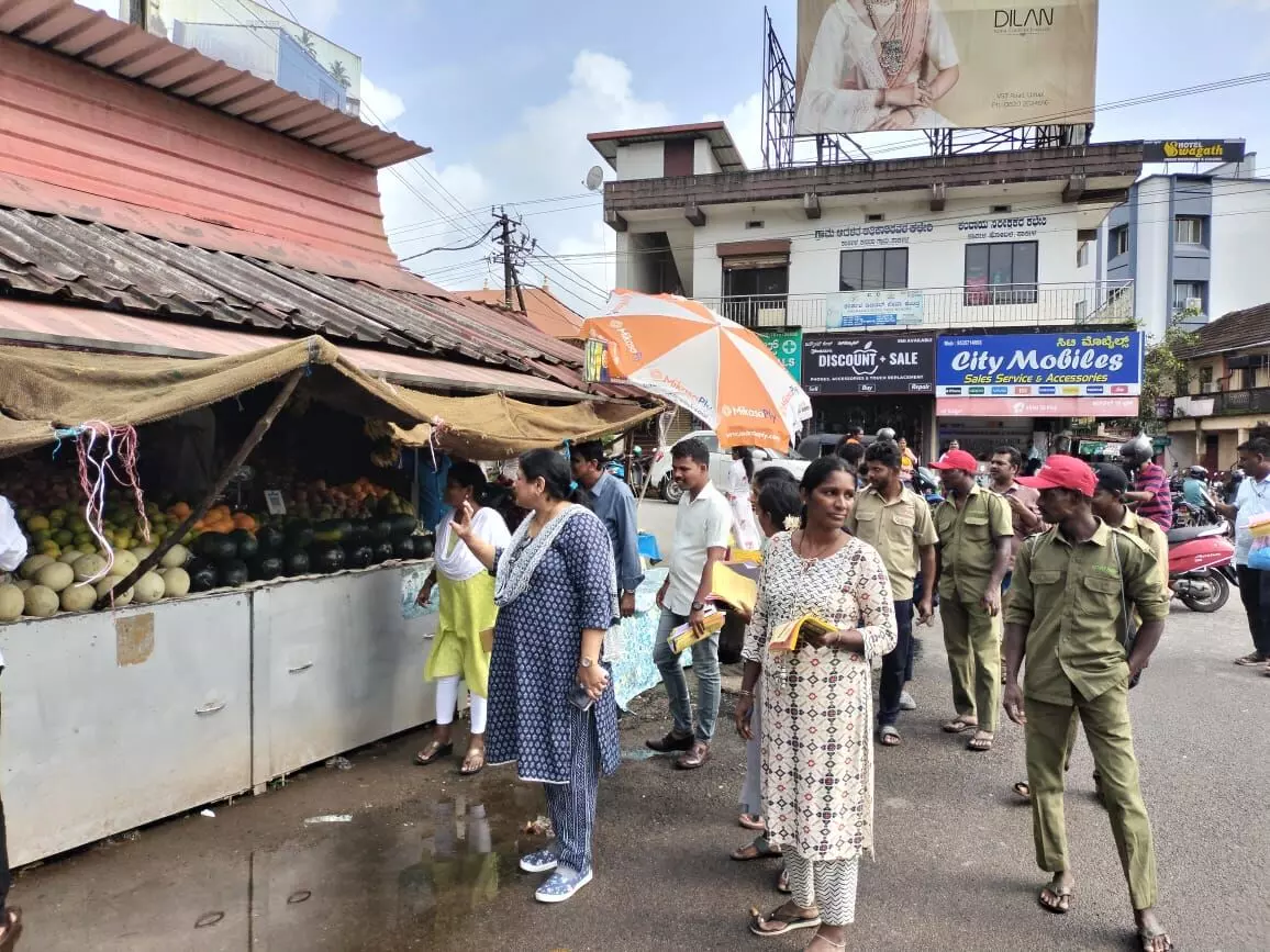 ಕಾರ್ಕಳ| ಏಕ ಬಳಕೆ ಪ್ಲಾಸ್ಟಿಕ್ ಮಾರಾಟಕ್ಕೆ ದಾಳಿ: ದಂಡ ವಸೂಲಿ ಕಾರ್ಕಳ| ಏಕ ಬಳಕೆ ಪ್ಲಾಸ್ಟಿಕ್ ಮಾರಾಟಕ್ಕೆ ದಾಳಿ: ದಂಡ ವಸೂಲಿ