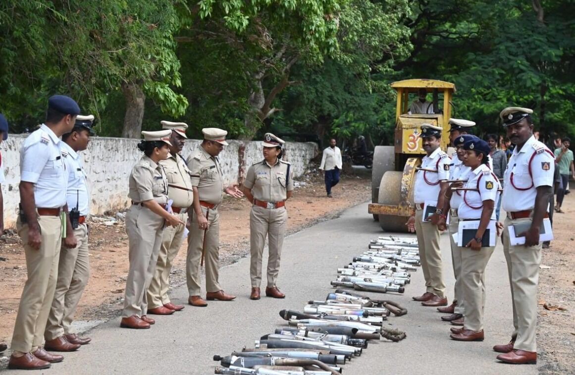ಮೈಸೂರು | ಕರ್ಕಶ ಶಬ್ಧ ಮಾಡುವ ಸೈಲೆನ್ಸರ್​ಗಳ ಮೇಲೆ ರೋಡ್‌ ರೋಲರ್‌ ಹತ್ತಿಸಿದ ಪೊಲೀಸರು