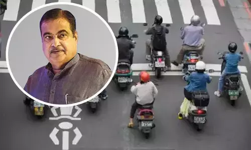 ದ್ವಿಚಕ್ರ ವಾಹನ ತಯಾರಕರು ತಮ್ಮ ಖರೀದಿದಾರರಿಗೆ ರಿಯಾಯಿತಿ ದರದಲ್ಲಿ ಹೆಲ್ಮೆಟ್ ಒದಗಿಸಬೇಕು : ಗಡ್ಕರಿ