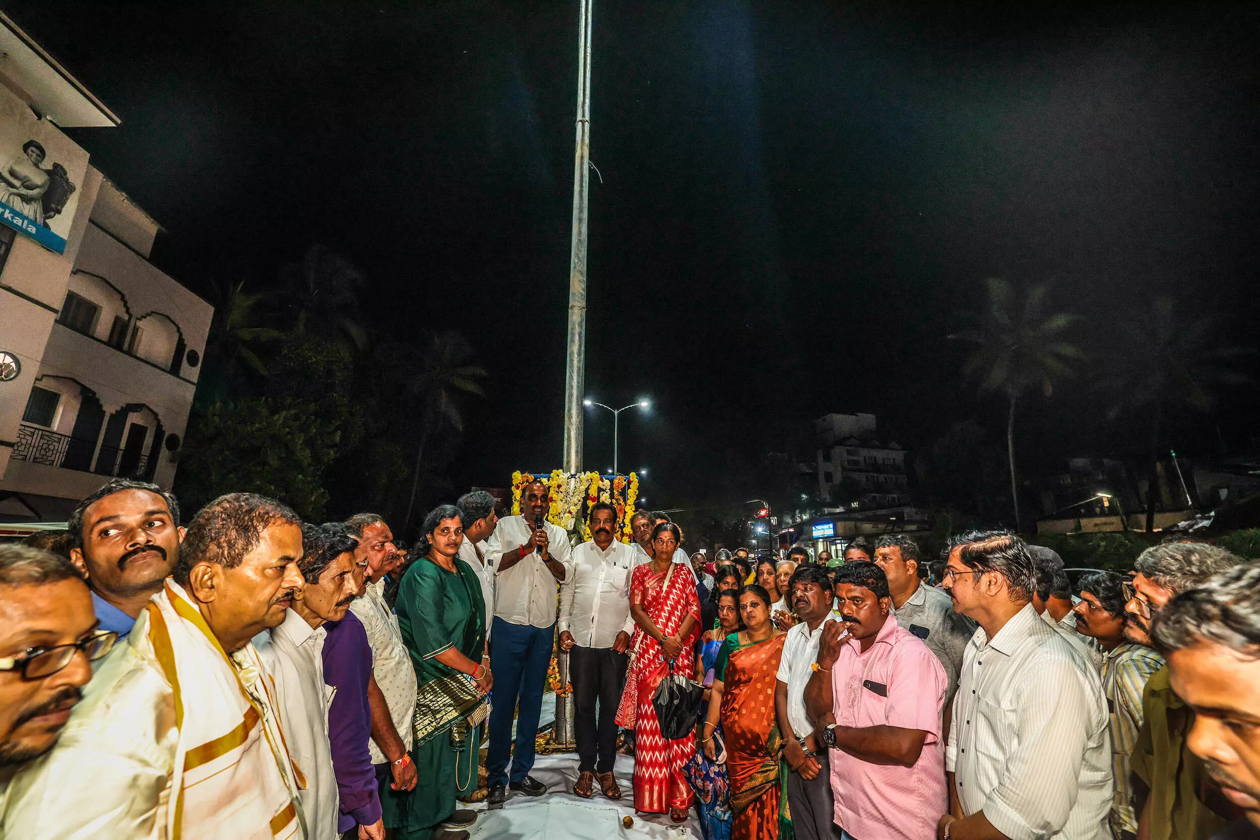 ಪರ್ಕಳ: ನೂತನ ದಾರಿದೀಪಗಳ ಉದ್ಘಾಟನೆ ಪರ್ಕಳ: ನೂತನ ದಾರಿದೀಪಗಳ ಉದ್ಘಾಟನೆ