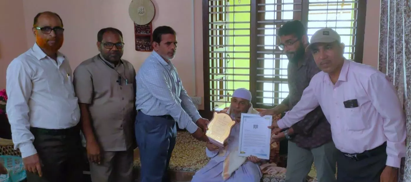 ನಾನು ನಿವೃತ್ತನಾಗಿದ್ದೇನೆ, ಆದರೆ ದಣಿದಿಲ್ಲ: ನಿವೃತ್ತ ಶಿಕ್ಷಕ ಶೇಖ್ ಅಲಿ ನಾನು ನಿವೃತ್ತನಾಗಿದ್ದೇನೆ, ಆದರೆ ದಣಿದಿಲ್ಲ: ನಿವೃತ್ತ ಶಿಕ್ಷಕ ಶೇಖ್ ಅಲಿ