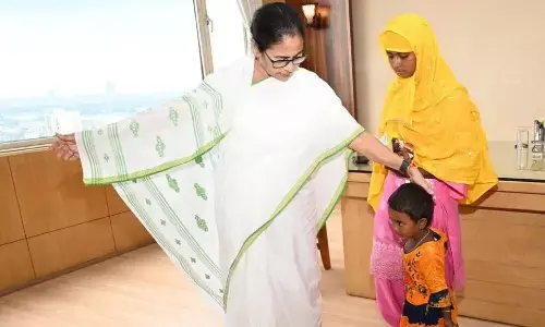 ಸ್ವಘೋಷಿತ ಗೋರಕ್ಷಕರಿಂದ ಹತ್ಯೆಯಾದ ಸಬೀರ್ ಮಲಿಕ್ ಪತ್ನಿಗೆ ನೇಮಕಾತಿ ಪತ್ರ ಹಸ್ತಾಂತರಿಸಿದ ಮಮತಾ ಬ್ಯಾನರ್ಜಿ