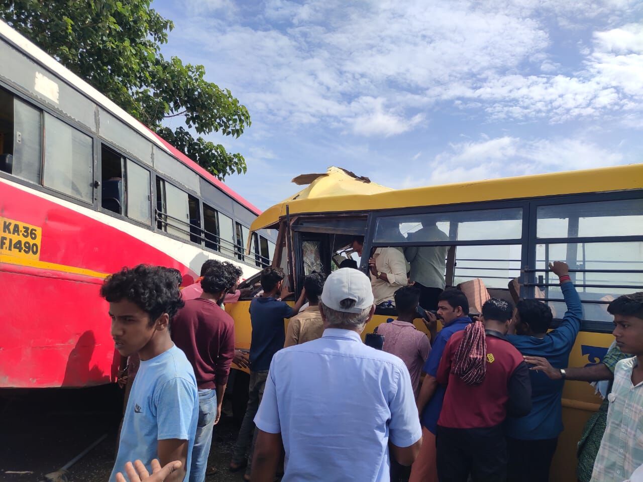 ರಾಯಚೂರು | ಶಾಲಾ ಬಸ್-‌ ಸಾರಿಗೆ ಬಸ್‌ ನಡುವೆ ಭೀಕರ ಅಪಘಾತ : ಇಬ್ಬರು ಮಕ್ಕಳು ಮೃತ್ಯು, ಹಲವರಿಗೆ ಗಾಯ