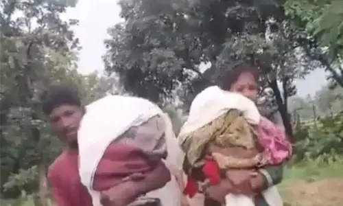 ಮಹಾರಾಷ್ಟ್ರ: ಆ್ಯಂಬುಲೆನ್ಸ್ ಸಿಗದೇ ಇಬ್ಬರು ಮಕ್ಕಳ ಮೃತದೇಹವನ್ನು ಹೆಗಲ ಮೇಲೆ ಹೊತ್ತೊಯ್ದ ತಂದೆ-ತಾಯಿ