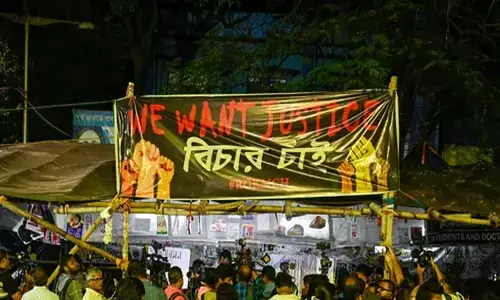 ಕೋಲ್ಕತ್ತ| ಮಗಳ ಮೃತದೇಹವನ್ನು ಸಂರಕ್ಷಿಸಿಡಲು ಬಯಸಿದ್ದೆ, 300-400 ಪೊಲೀಸರು ಸುತ್ತುವರಿದು ಒತ್ತಡ ಸೃಷ್ಟಿಸಿದರು: ಮೃತ ವೈದ್ಯೆಯ ತಂದೆ