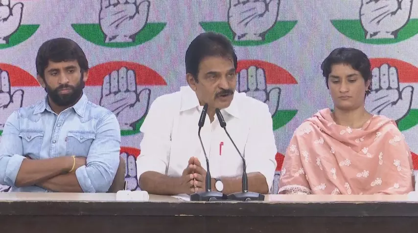 ಕುಸ್ತಿಪಟುಗಳಾದ ವಿನೇಶ್ ಫೋಗಟ್, ಬಜರಂಗ್ ಪೂನಿಯಾ ಕಾಂಗ್ರೆಸ್ ಸೇರ್ಪಡೆ