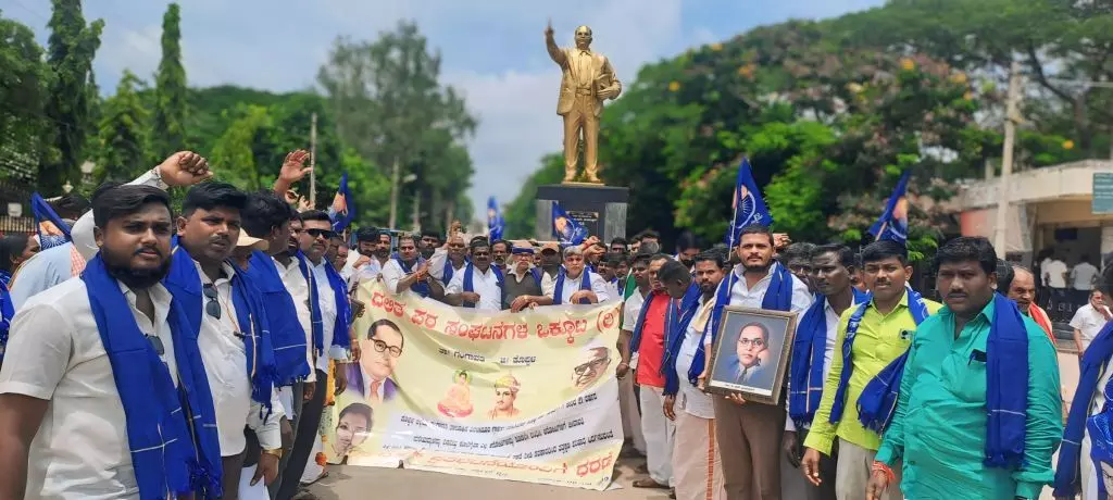 ದಲಿತ ಯುವತಿಯ ಕೊಲೆ ಪ್ರಕರಣ: ಆರೋಪಿಗಳಿಗೆ ಗಲ್ಲು ಶಿಕ್ಷೆ ವಿಧಿಸಲು ಆಗ್ರಹಿಸಿ ದಲಿತ ಪರ ಸಂಘಟಗಳ ಪ್ರತಿಭಟನೆ ದಲಿತ ಯುವತಿಯ ಕೊಲೆ ಪ್ರಕರಣ: ಆರೋಪಿಗಳಿಗೆ ಗಲ್ಲು ಶಿಕ್ಷೆ ವಿಧಿಸಲು ಆಗ್ರಹಿಸಿ ದಲಿತ ಪರ ಸಂಘಟಗಳ ಪ್ರತಿಭಟನೆ