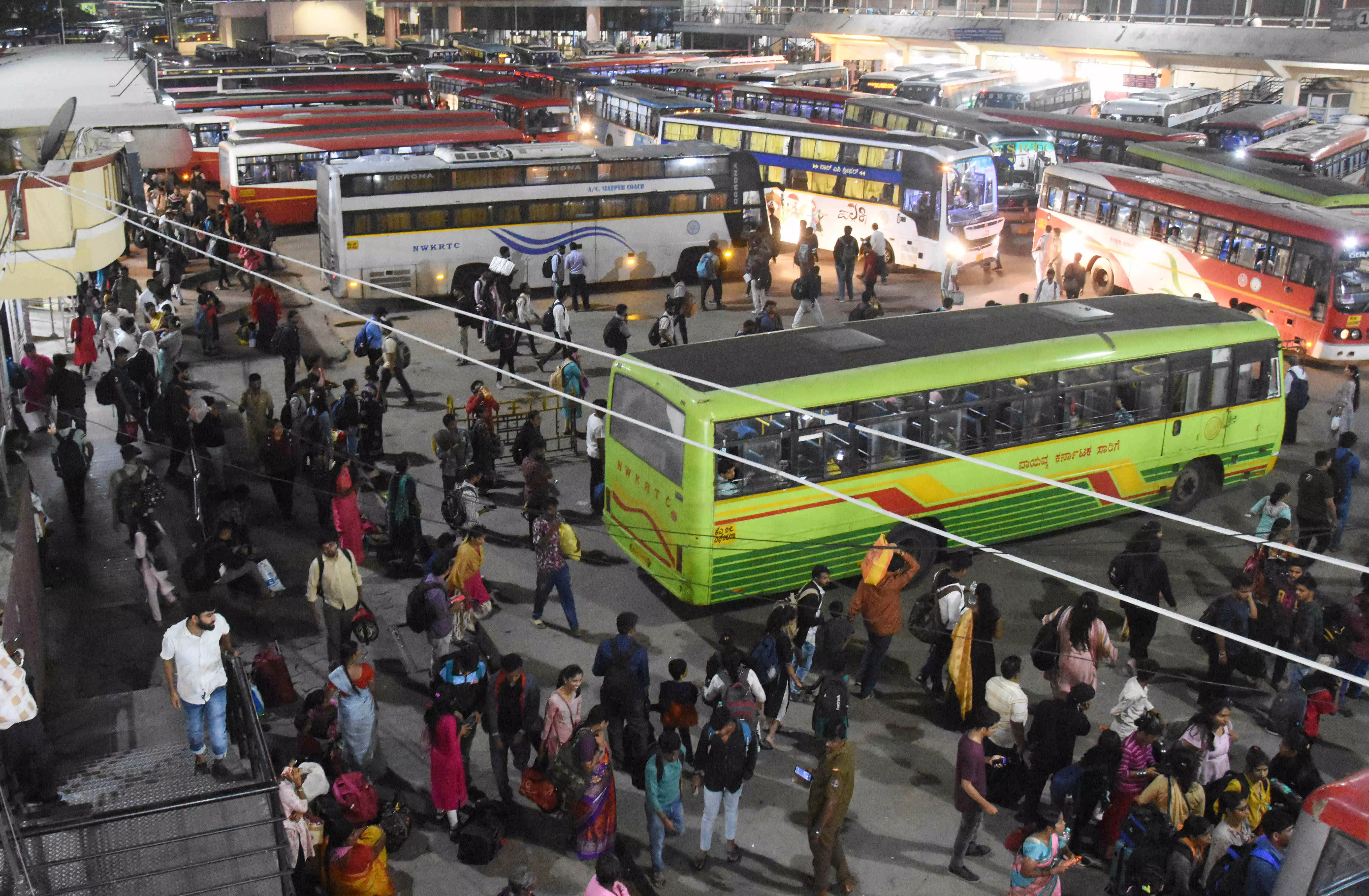 ಗಣೇಶ ಹಬ್ಬ: ಸಾಲು ಸಾಲು ರಜೆ ಹಿನ್ನೆಲೆ ಊರಿನತ್ತ ಜನರು