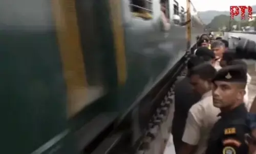 ಪ್ರವಾಹ ವೀಕ್ಷಣೆ ವೇಳೆ ಪಕ್ಕದಲ್ಲೇ ಸಾಗಿದ ರೈಲು: ಸ್ವಲ್ಪದರಲ್ಲೇ ಅಪಾಯದಿಂದ ಪಾರಾದ ಆಂಧ್ರ ಸಿಎಂ