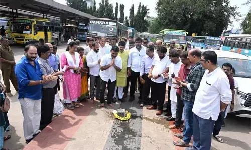 ಹಂಪನಕಟ್ಟೆ: ಬಸ್ ನಿಲ್ದಾಣದ ಮೇಲ್ಛಾವಣಿ ಕಾಮಗಾರಿಗೆ ಶಿಲಾನ್ಯಾಸ