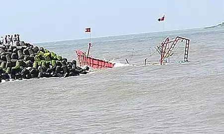 ಭಟ್ಕಳ| ಸಮುದ್ರದಲ್ಲಿ ಬೋಟು ಮುಳುಗಡೆ: 7 ಮಂದಿ ಮೀನುಗಾರರ ರಕ್ಷಣೆ