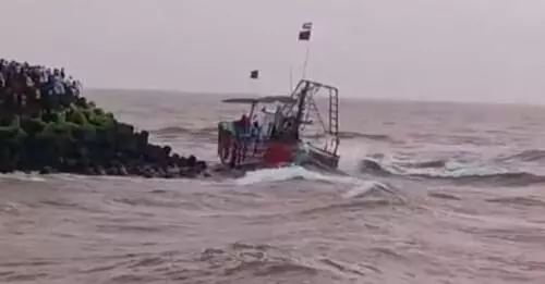 ಭಟ್ಕಳ: ಅಲೆಯ ಅಬ್ಬರಕ್ಕೆ ಸಮುದ್ರದಲ್ಲಿ ಸಿಲುಕಿದ ಮೀನುಗಾರಿಕಾ ಬೋಟ್ ಭಟ್ಕಳ: ಅಲೆಯ ಅಬ್ಬರಕ್ಕೆ ಸಮುದ್ರದಲ್ಲಿ ಸಿಲುಕಿದ ಮೀನುಗಾರಿಕಾ ಬೋಟ್