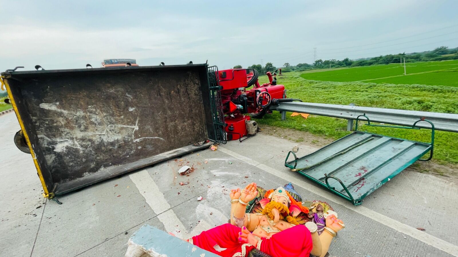 ಕೊಪ್ಪಳ | ಗಣಪತಿ ಮೂರ್ತಿ ಸಾಗಿಸುತ್ತಿದ್ದ ವಾಹನಕ್ಕೆ ಲಾರಿ ಢಿಕ್ಕಿ ; ನಾಲ್ವರಿಗೆ ಗಂಭೀರ ಗಾಯ