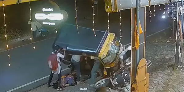 ಮುಲ್ಕಿ: ಆಟೋ ರಿಕ್ಷಾ ಢಿಕ್ಕಿ; ಮಹಿಳೆಗೆ ಗಂಭೀರ ಗಾಯ ಮುಲ್ಕಿ: ಆಟೋ ರಿಕ್ಷಾ ಢಿಕ್ಕಿ; ಮಹಿಳೆಗೆ ಗಂಭೀರ ಗಾಯ