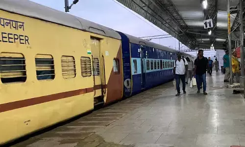 ಇಂದ್ರಾಳಿ: ಆಯತಪ್ಪಿ ರೈಲಿನಿಂದ ಬಿದ್ದ ವೈದ್ಯಕೀಯ ವಿದ್ಯಾರ್ಥಿನಿ; ಆಸ್ಪತ್ರೆಗೆ ದಾಖಲು