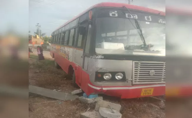 ಚಾಮರಾಜನಗರ | ಚಾಲನೆ ವೇಳೆ ಮೂರ್ಛೆ ರೋಗ ; ನಿಯಂತ್ರಣ ತಪ್ಪಿ ಕೆಎಸ್ಸಾರ್ಟಿಸಿ ಬಸ್ ವಿದ್ಯುತ್ ಕಂಬಕ್ಕೆ ಢಿಕ್ಕಿ ಚಾಮರಾಜನಗರ | ಚಾಲನೆ ವೇಳೆ ಮೂರ್ಛೆ ರೋಗ ; ನಿಯಂತ್ರಣ ತಪ್ಪಿ ಕೆಎಸ್ಸಾರ್ಟಿಸಿ ಬಸ್ ವಿದ್ಯುತ್ ಕಂಬಕ್ಕೆ ಢಿಕ್ಕಿ