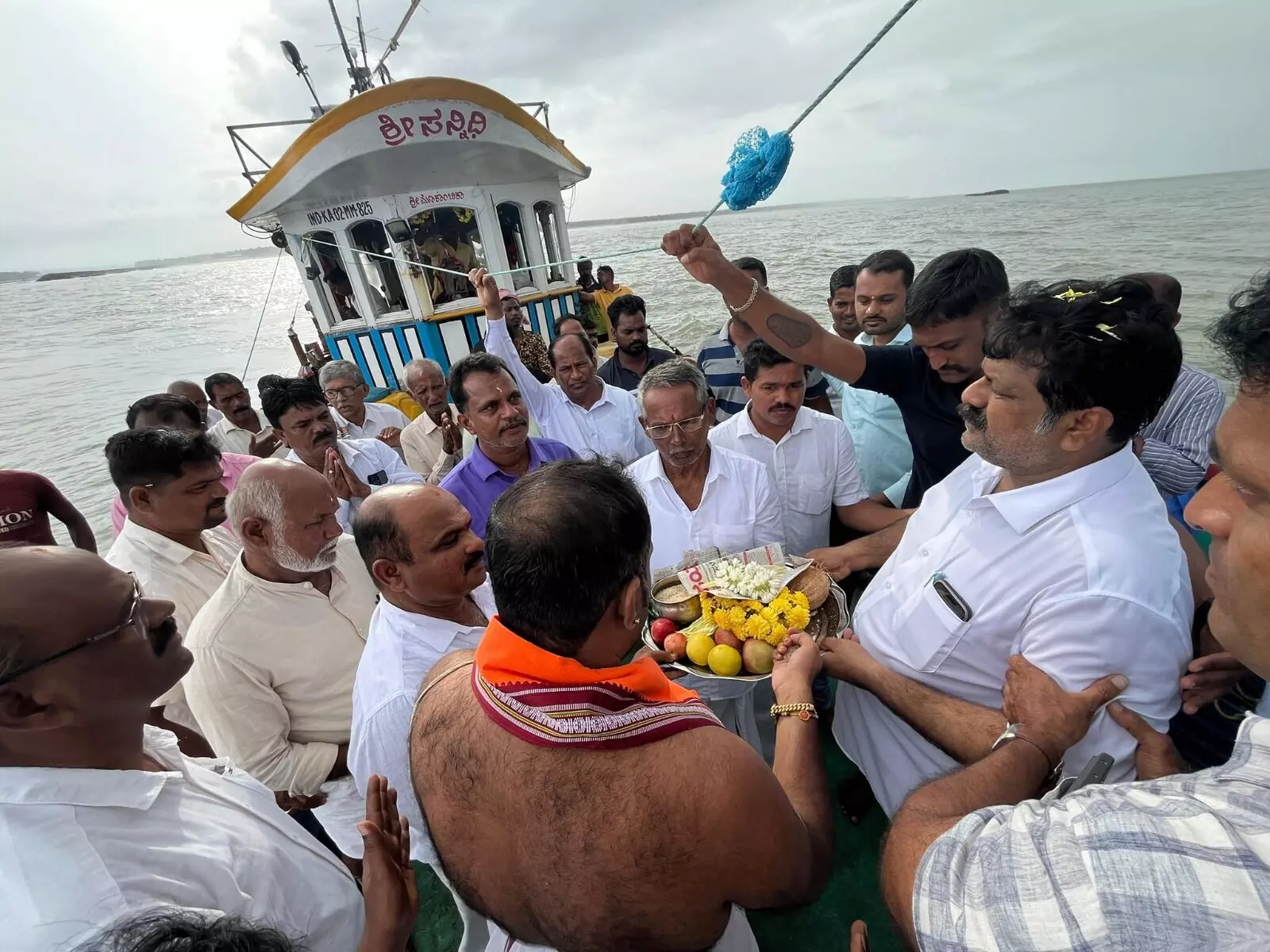 ಅರಬ್ಬಿ ಸಮುದ್ರಕ್ಕೆ ಬಾಗಿನ ಅರ್ಪಿಸಿದ ಮಿನುಗಾರಿಕಾ ಸಚಿವ ಮಂಕಾಳ್ ವೈದ್ಯ ಅರಬ್ಬಿ ಸಮುದ್ರಕ್ಕೆ ಬಾಗಿನ ಅರ್ಪಿಸಿದ ಮಿನುಗಾರಿಕಾ ಸಚಿವ ಮಂಕಾಳ್ ವೈದ್ಯ