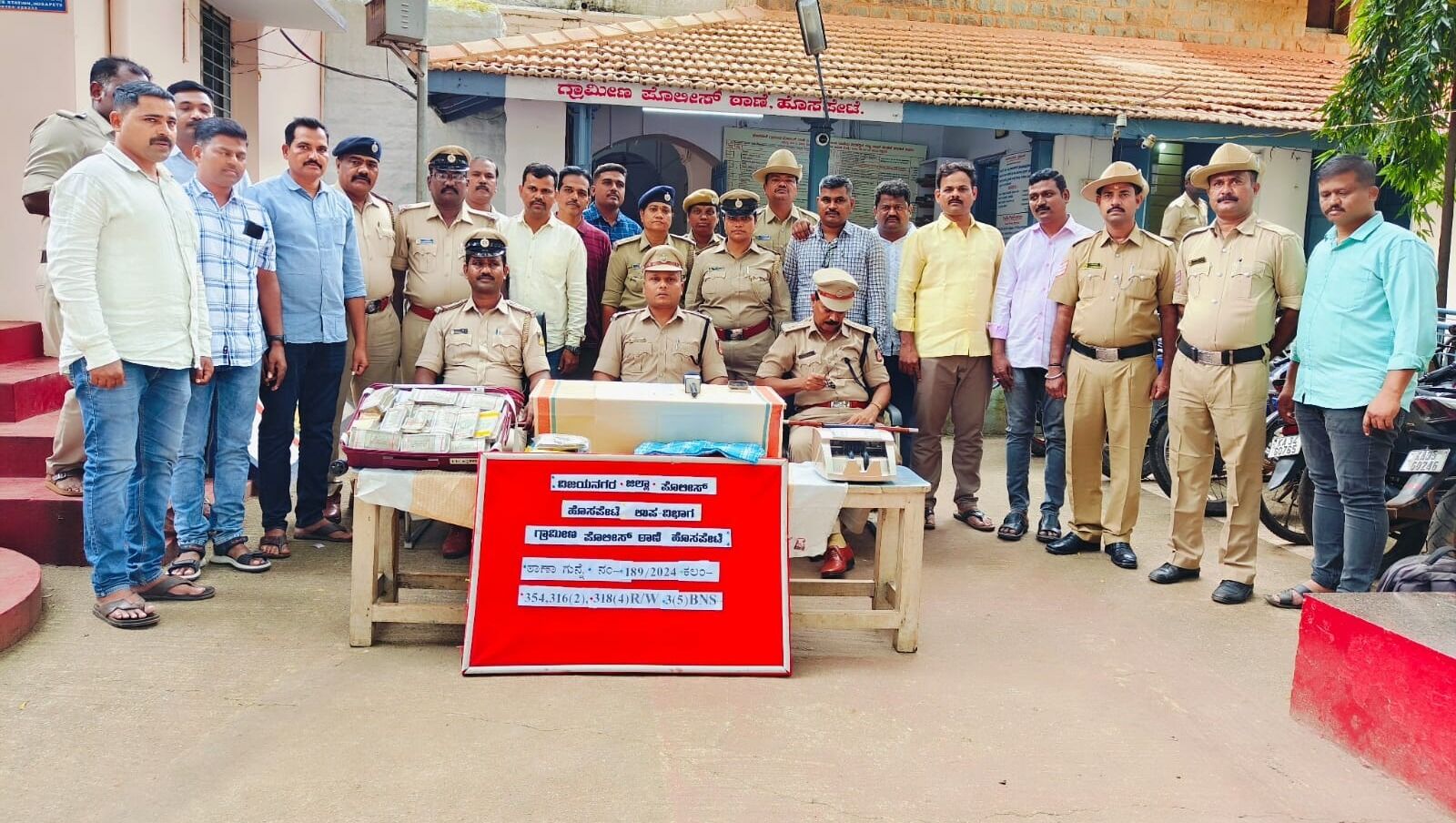 ವಿಜಯನಗರ | ಹಣ ದ್ವಿಗುಣ ಮಾಡುವುದಾಗಿ ಪೂಜೆಯ ನೆಪದಲ್ಲಿ ವಂಚನೆ : ಮೂವರ ಬಂಧನ, 35 ಲಕ್ಷ ರೂ. ವಶಕ್ಕೆ