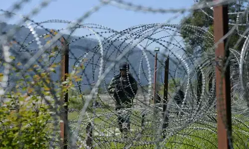 ಜಮ್ಮು ಮತ್ತು ಕಾಶ್ಮೀರ | ರಜೌರಿಯಲ್ಲಿ ಗಡಿ ರೇಖೆಯೊಳಗೆ ನುಸುಳಲು ಯತ್ನ; ಸೇನೆಯಿಂದ ಇಬ್ಬರು ಭಯೋತ್ಪಾದಕರ ಹತ್ಯೆ