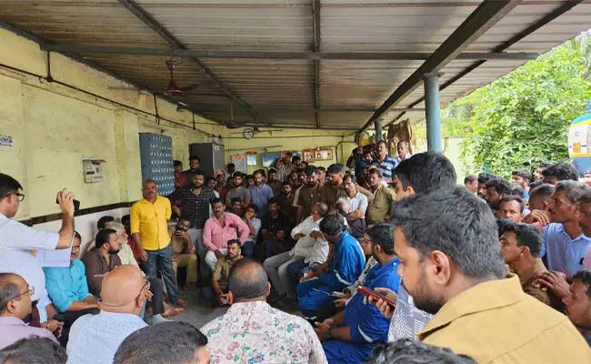 ಪಣಂಬೂರು: ವಿವಿಧ ಬೇಡಿಕೆಗಳ ಈಡೇರಿಕೆಗೆ ಆಗ್ರಹಿಸಿ ಟ್ಯಾಂಕರ್ ಚಾಲಕರ ಪ್ರತಿಭಟನೆ ಪಣಂಬೂರು: ವಿವಿಧ ಬೇಡಿಕೆಗಳ ಈಡೇರಿಕೆಗೆ ಆಗ್ರಹಿಸಿ ಟ್ಯಾಂಕರ್ ಚಾಲಕರ ಪ್ರತಿಭಟನೆ